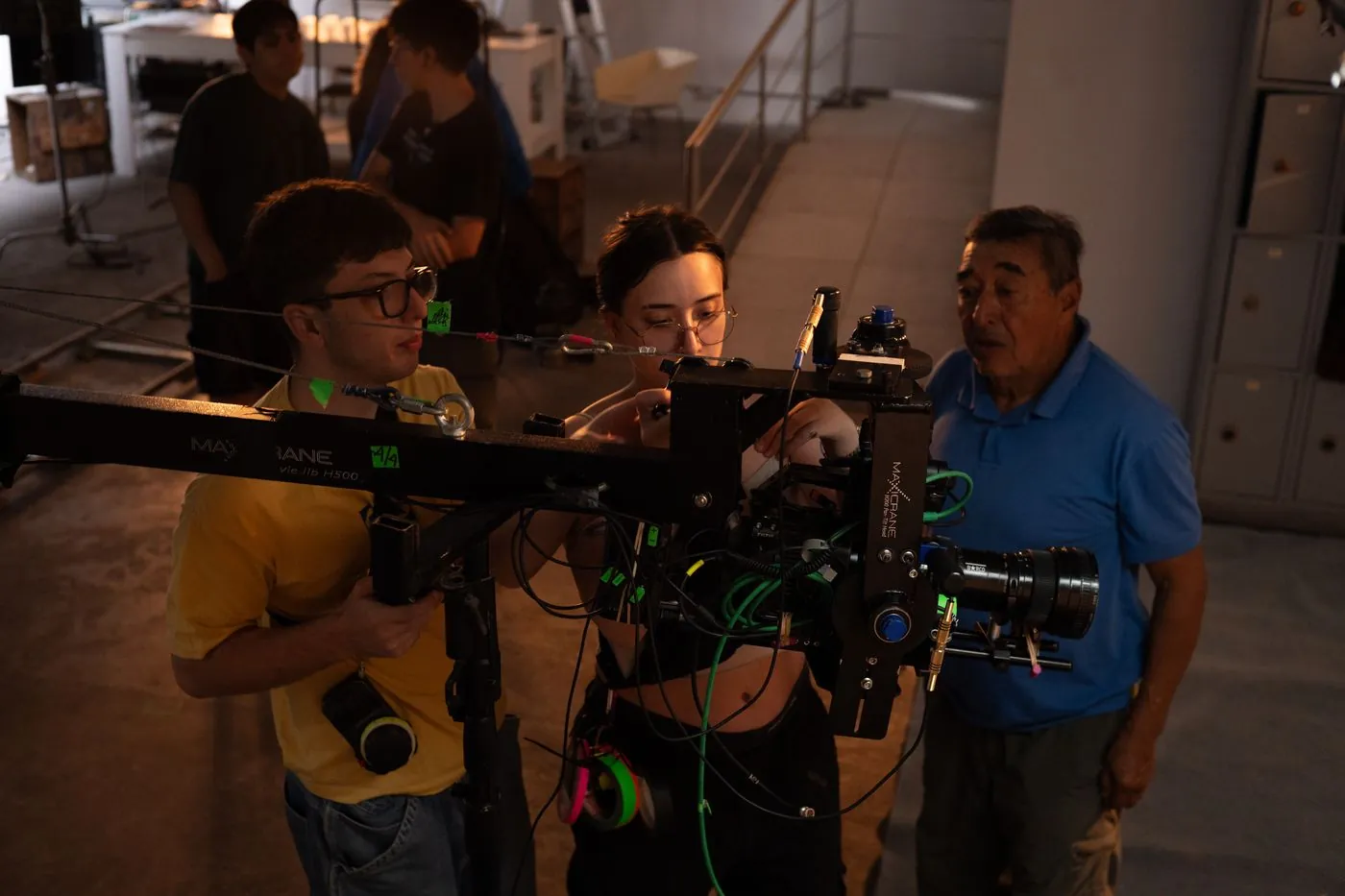 Estudiantes rodando su tesis en Piso Cuatro